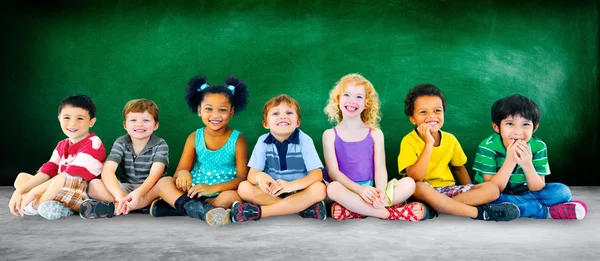 Grupo de niños multiétnicos —  Fotos de Stock