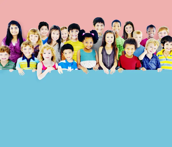 Multi-etnische groep van kinderen houden van lege Billboard — Stockfoto