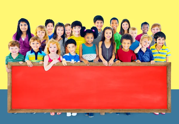 Gruppe multiethnischer Kinder mit Tafel — Stockfoto