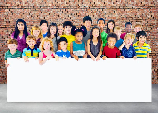 Groep van multi-etnische kinderen met een leeg bord — Stockfoto