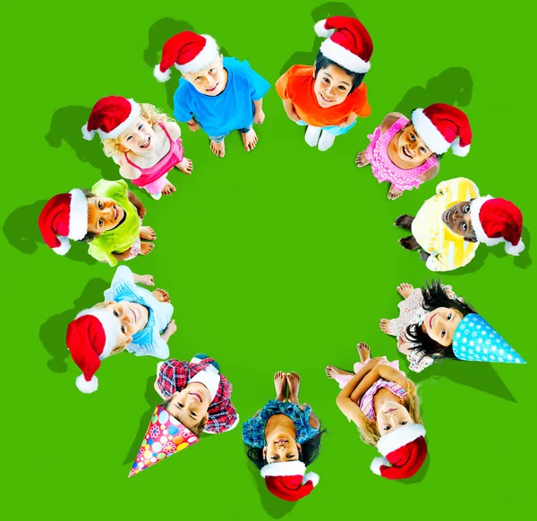 Gruppo di bambini multietnici in cappelli natalizi — Foto Stock