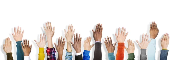 Mãos diversas multiétnicas levantadas — Fotografia de Stock