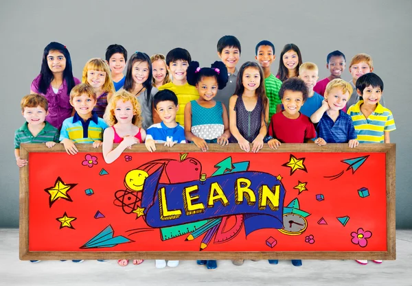 Utbildning konceptet med grupp barn — Stockfoto