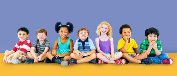 Gruppo di bambini multietnici — Foto Stock