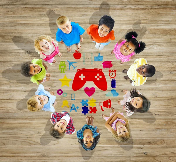 Groupe multiethnique d'enfants avec concept de jeu — Photo