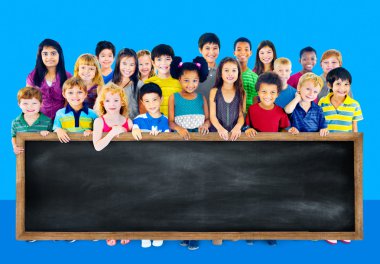 Çok ırklı çocuklar grup ile yazı tahtası