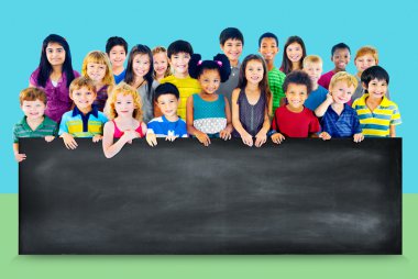 Çok ırklı çocuklar grup ile yazı tahtası