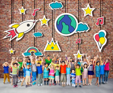 İşaretleri ile çok ırklı çocuklar grup