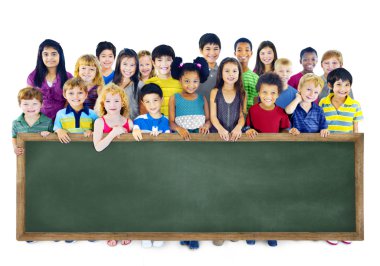 Çok ırklı çocuklar grup ile yazı tahtası