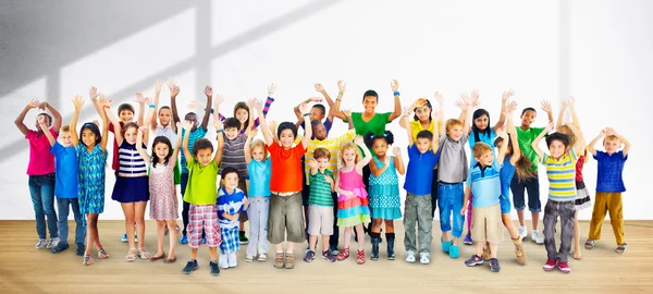 Grupo de niños multiétnicos —  Fotos de Stock