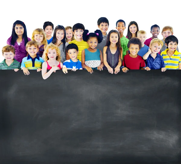 Ομάδα παιδιών πολυεθνική με μαυροπίνακα — Φωτογραφία Αρχείου