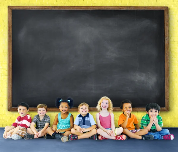 Grupo de niños multiétnicos con pizarra — Foto de Stock