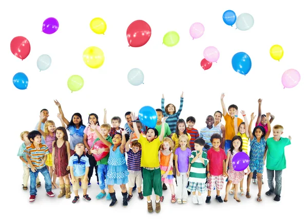 Grupa dzieci wieloetnicznym z balonów — Zdjęcie stockowe