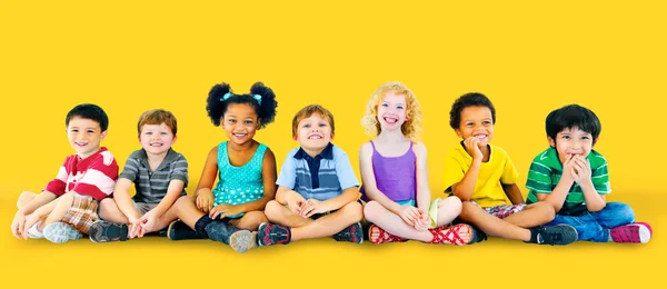 Gruppo di bambini multietnici — Foto Stock