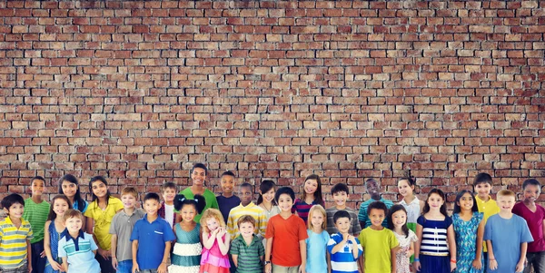 Groep van multi-etnische kinderen — Stockfoto