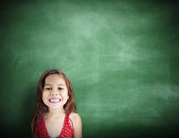 Meisje glimlachen, kopie ruimte Blackboard — Stockfoto