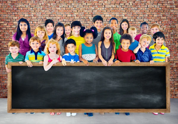 Grupp av multietniskt barn med blackboard — Stockfoto