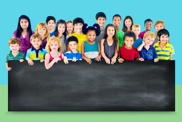 Groep van multi-etnische kinderen met blackboard — Stockfoto