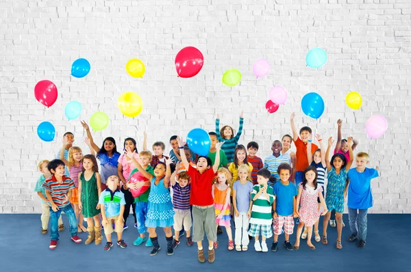 Grupo de niños multiétnicos con globos —  Fotos de Stock