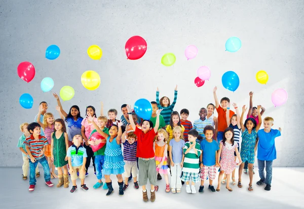 Groupe d'enfants multiethniques avec ballons — Photo