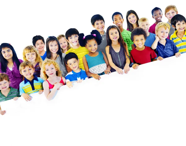 Groep van multi-etnische kinderen met een leeg bord — Stockfoto