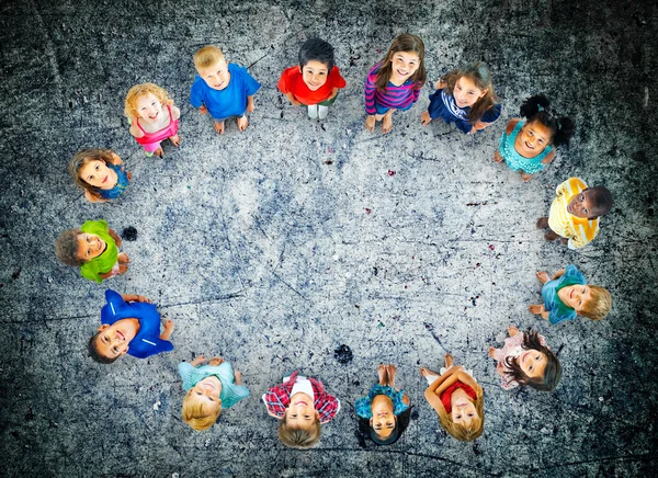 Groep van multi-etnische kinderen — Stockfoto