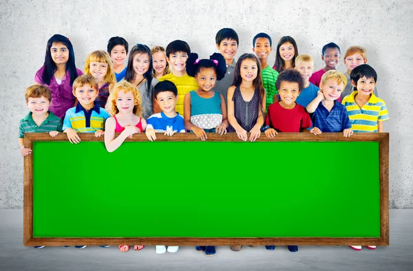 Różnorodność przyjaźni, Grupa dzieci i tablica — Zdjęcie stockowe