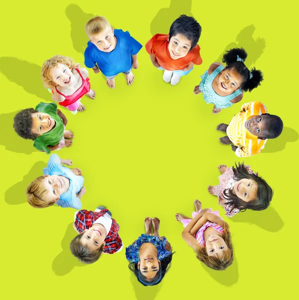 Groep van multi-etnische kinderen — Stockfoto