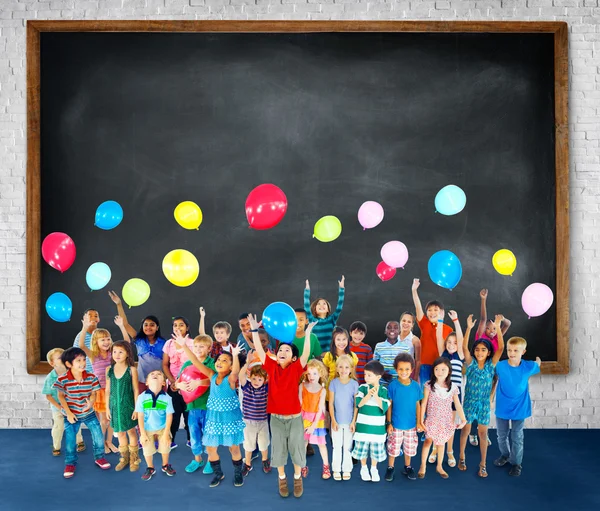 Gruppo di Bambini Multietnici con Palloncini — Foto Stock