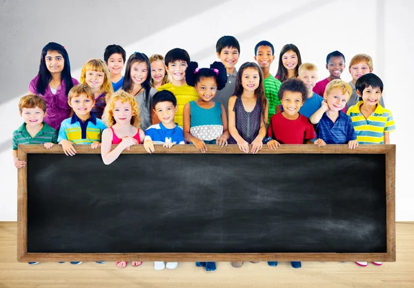 Groep van multi-etnische kinderen met blackboard — Stockfoto