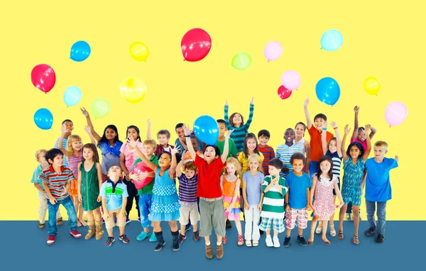 Groep van multi-etnische kinderen met ballonnen — Stockfoto