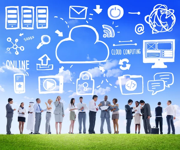 Pessoas de negócios, computação em nuvem, discussão de dados e equipe — Fotografia de Stock