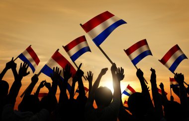 Hollanda'nın bayrak tutan insan siluetleri