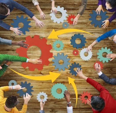 Tablo üzerinde çalışma ve renkli vites insanlar