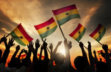Gana bayrakları tutan insan siluetleri