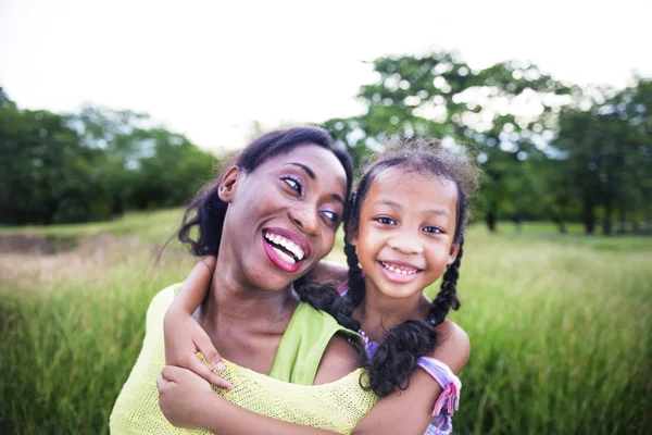 Glückliche afrikanische Mutter und Tochter — Stockfoto