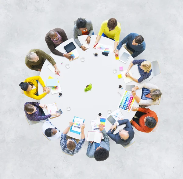 Persone che lavorano al tavolo delle conferenze — Foto Stock