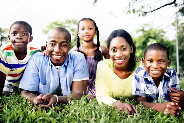 Ευτυχισμένη οικογένεια Αφρικής κατά τη διάρκεια διακοπών διακοπών — Φωτογραφία Αρχείου
