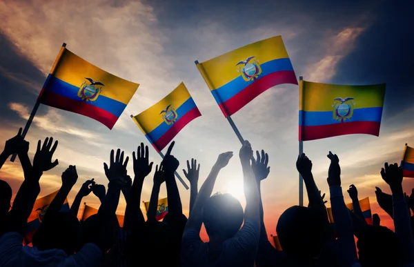 Silhouetten von Menschen mit ecuadorianischen Flaggen — Stockfoto