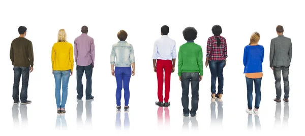 Multiethnische Gruppe von Menschen stehend — Stockfoto