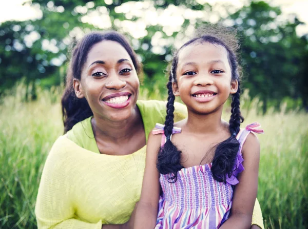 Mãe e filha africana feliz — Fotografia de Stock