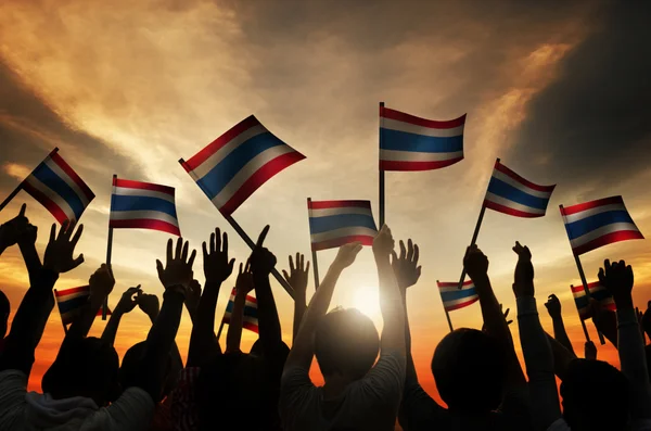 Skupina lidí, mává vlajkou Thajsko — Stock fotografie