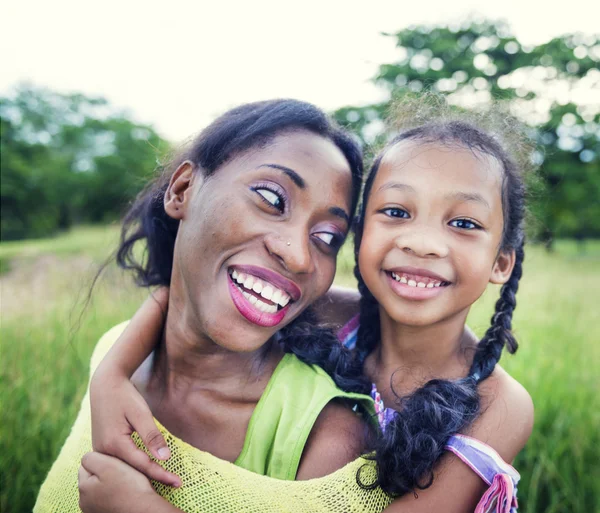 Glückliche afrikanische Mutter und Tochter — Stockfoto