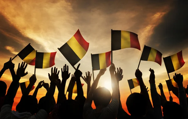 Groupe de personnes agitant des drapeaux belges — Photo