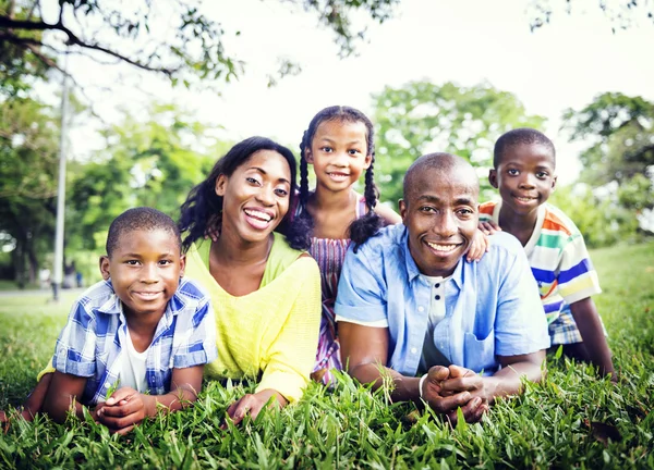 Boldog afrikai családi nyaralás alatt — Stock Fotó