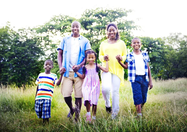 Lycklig afrikanska familj i parken — Stockfoto