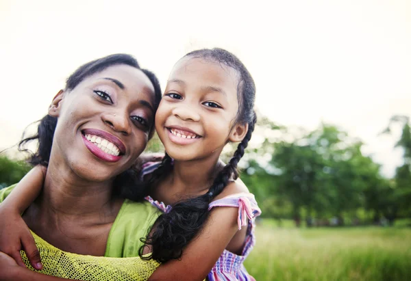 Mãe e filha africana feliz — Fotografia de Stock