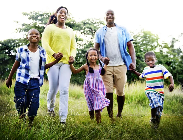 Gelukkige Afrikaanse familie in het park — Stockfoto