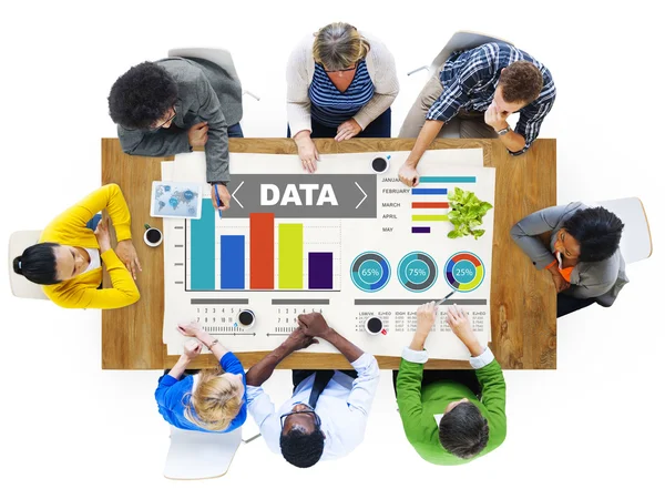 Emberek és adatok Analytics diagramok koncepció — Stock Fotó