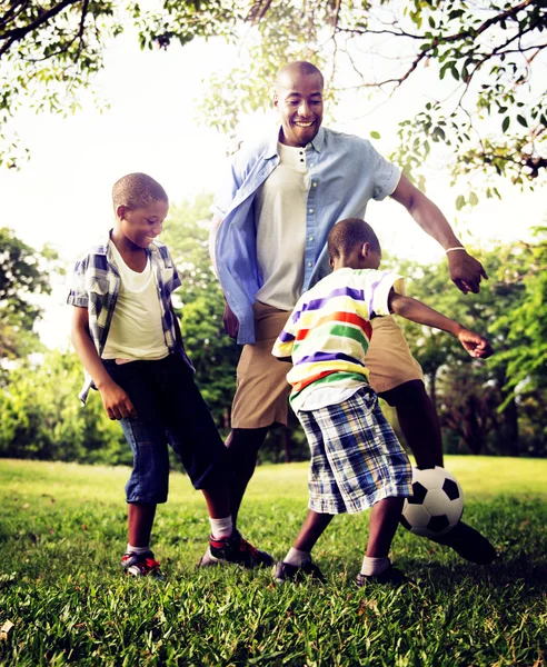 Lycklig afrikanska familj leker med en boll — Stockfoto